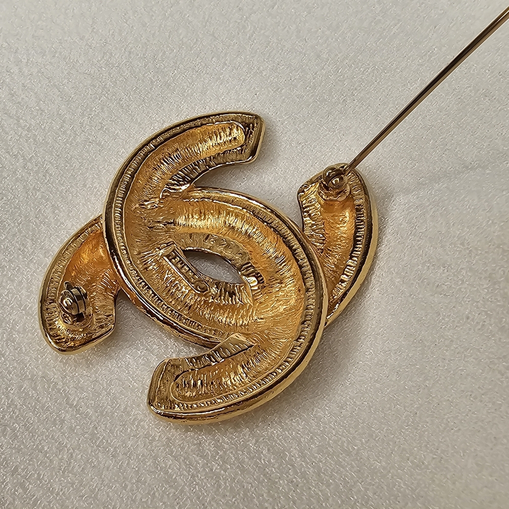 CHANEL Iconic Vintage Brooch - Picture 7 of 13